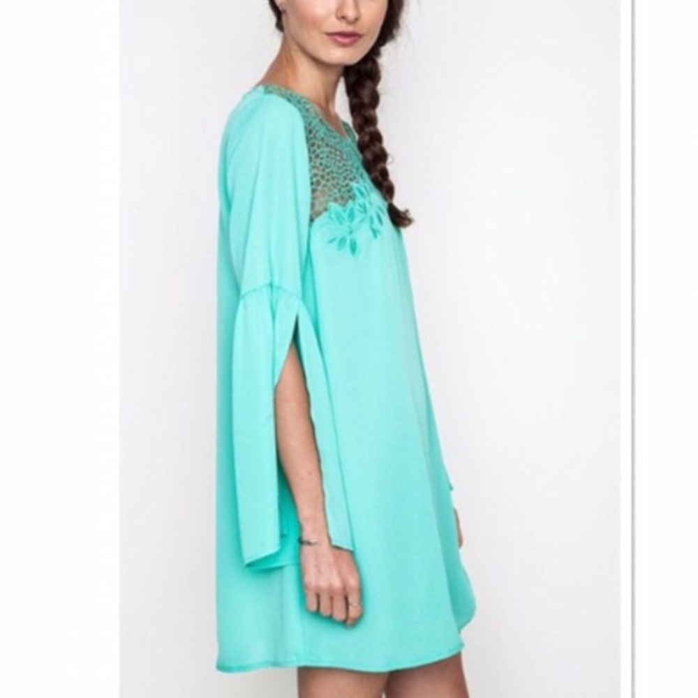 NEW KORI America Lightweight Green Mint Dress Slit Sleeves Embroidered Neckline